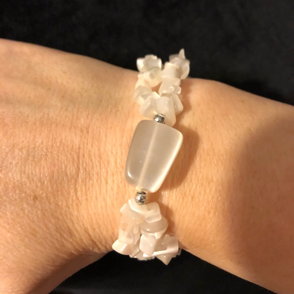 💟 SALE $10 💟 Handcrafted White Bracelet !!! NEW!!! - Picture 3 of 3